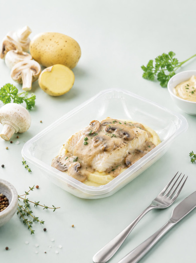 Треска с картофельным пюре и грибным соусом, основное блюдо для сбалансированного питания